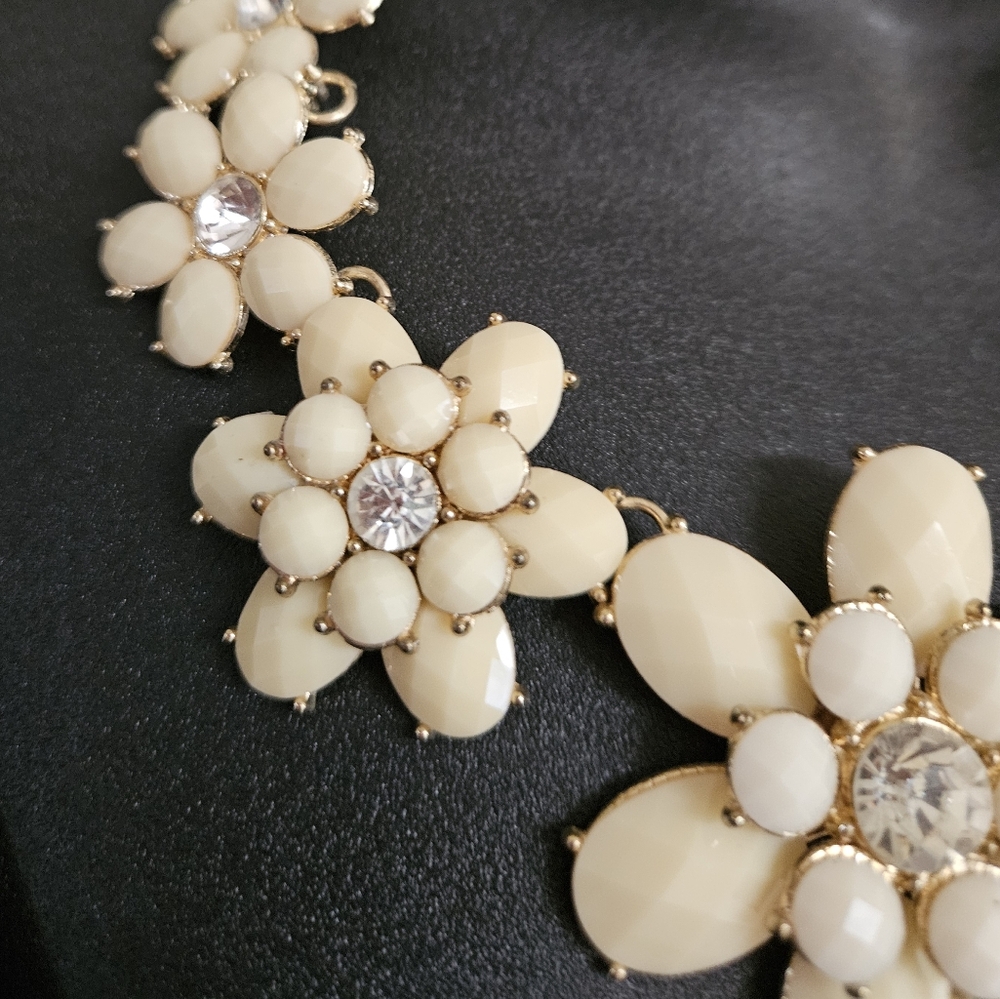 Charming Charlie Cabochon Flower Necklace Beautiful - Picture 4 of 6